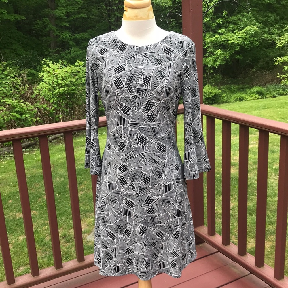 Tommy Hilfiger SZ 4,printed bell sleeve dress.